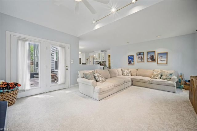813 Loch Island DR, Chesapeake, VA 23320