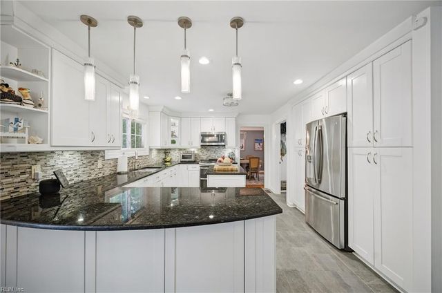 813 Loch Island DR, Chesapeake, VA 23320