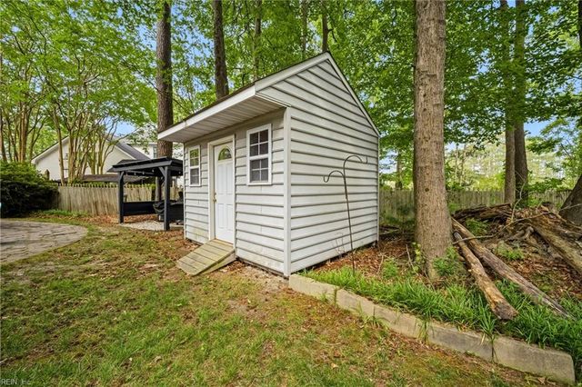 813 Loch Island DR, Chesapeake, VA 23320