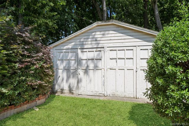 60 Kenneth Avenue, Huntington, NY 11743