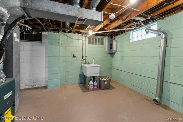 1712 Ash Street, Wyandotte, MI 48192