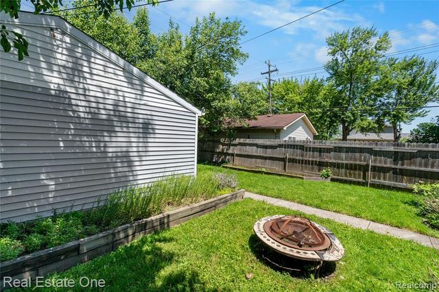 1712 Ash Street, Wyandotte, MI 48192