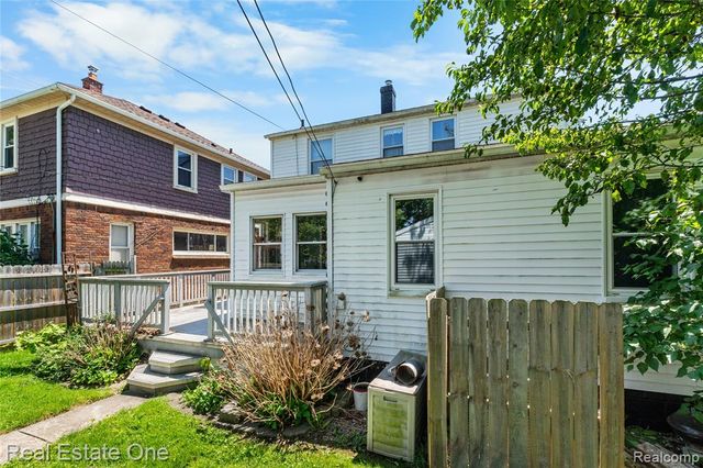 1712 Ash Street, Wyandotte, MI 48192