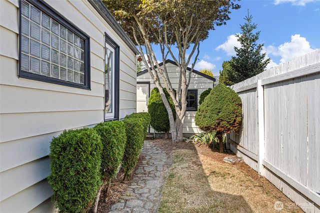 8337 27th Avenue NW, Seattle, WA 98117