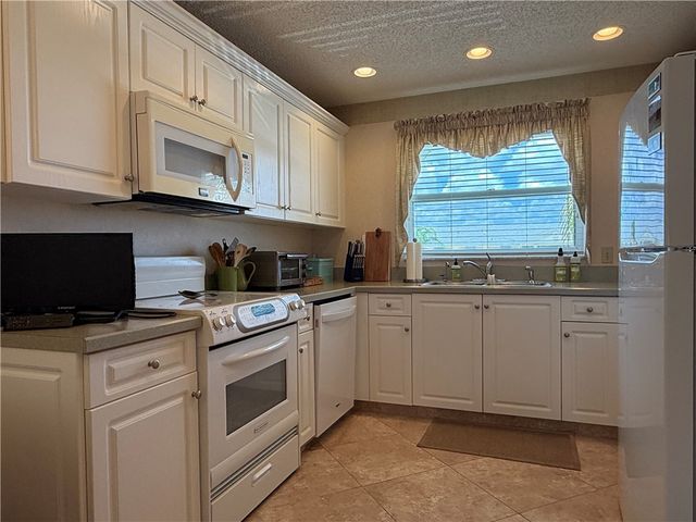 675 W Lake Jasmine Circle 204, Vero Beach, FL 32962