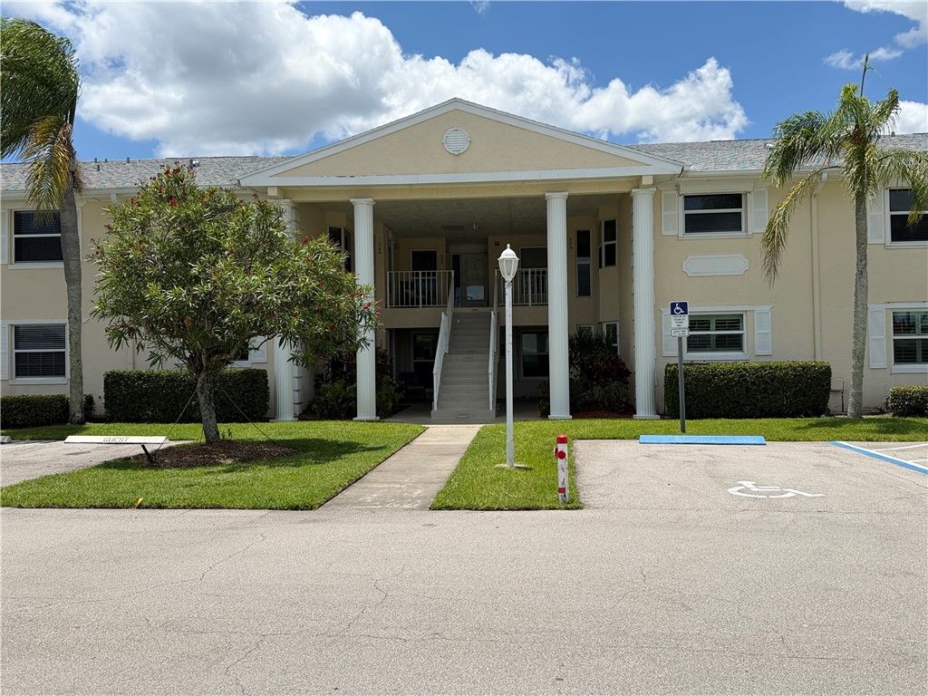 675 W Lake Jasmine Circle 204, Vero Beach, FL 32962