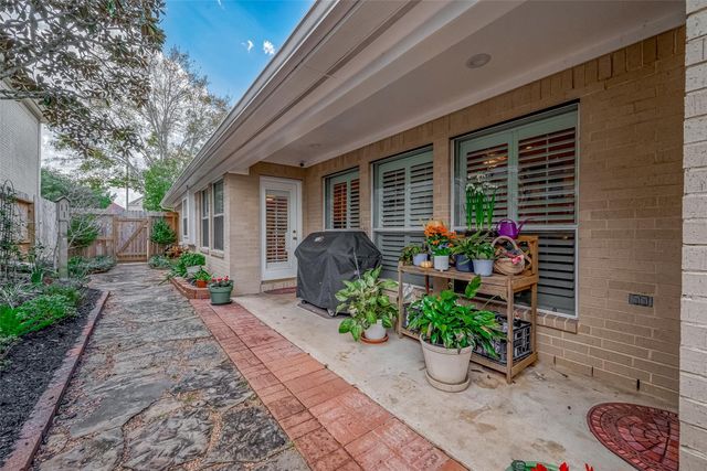 306 Lago Vista Street, Kemah, TX 77565