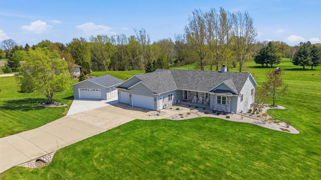 W7545 Country Drive, Beaver Dam, WI 53916