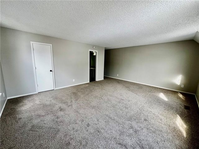 8240 NW Birch Lane, Kansas City, MO 64151