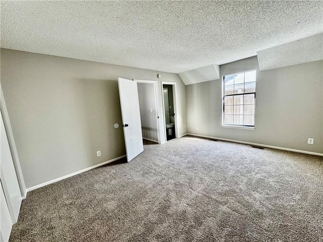 8240 NW Birch Lane, Kansas City, MO 64151