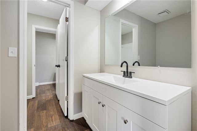 8240 NW Birch Lane, Kansas City, MO 64151