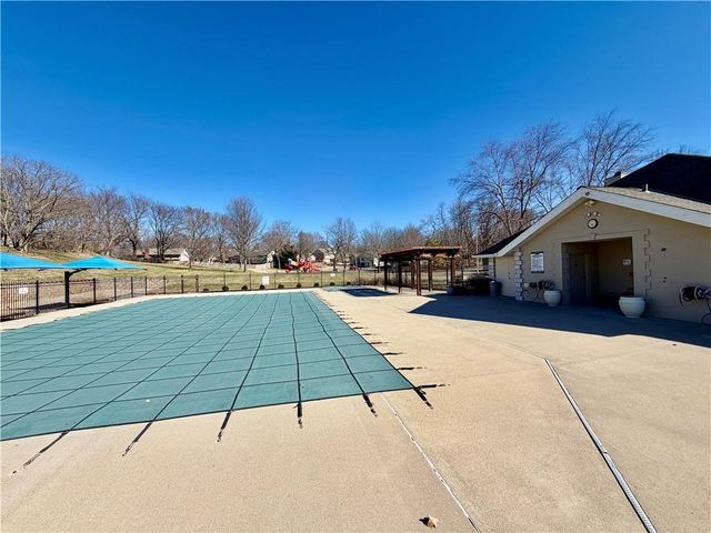 8240 NW Birch Lane, Kansas City, MO 64151