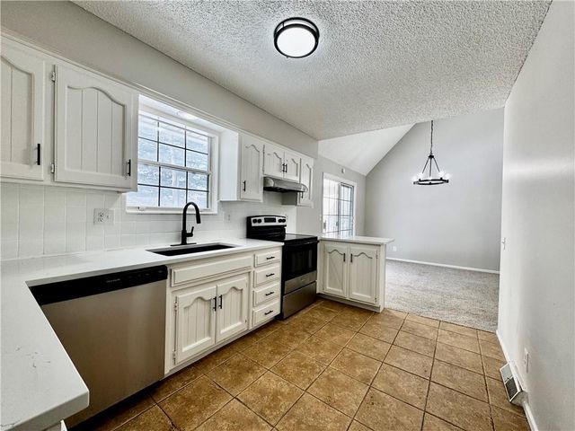 8240 NW Birch Lane, Kansas City, MO 64151