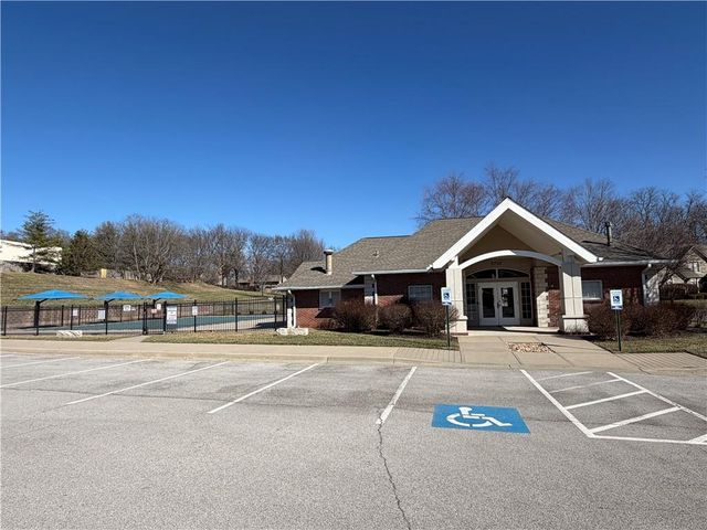 8240 NW Birch Lane, Kansas City, MO 64151