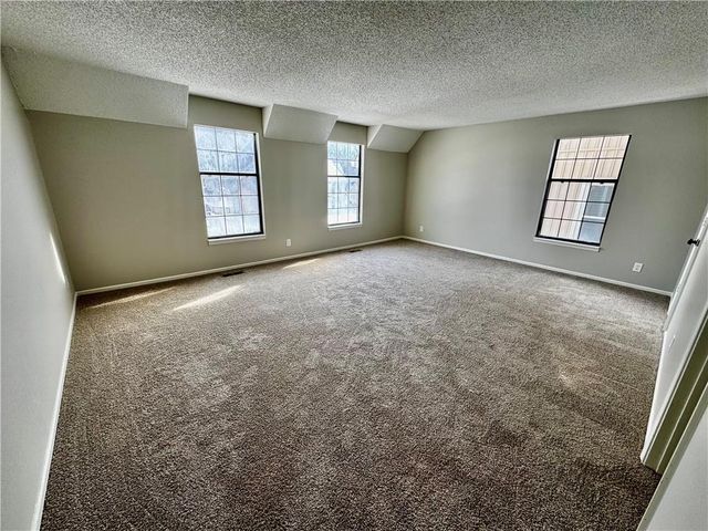 8240 NW Birch Lane, Kansas City, MO 64151