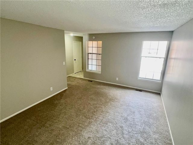 8240 NW Birch Lane, Kansas City, MO 64151