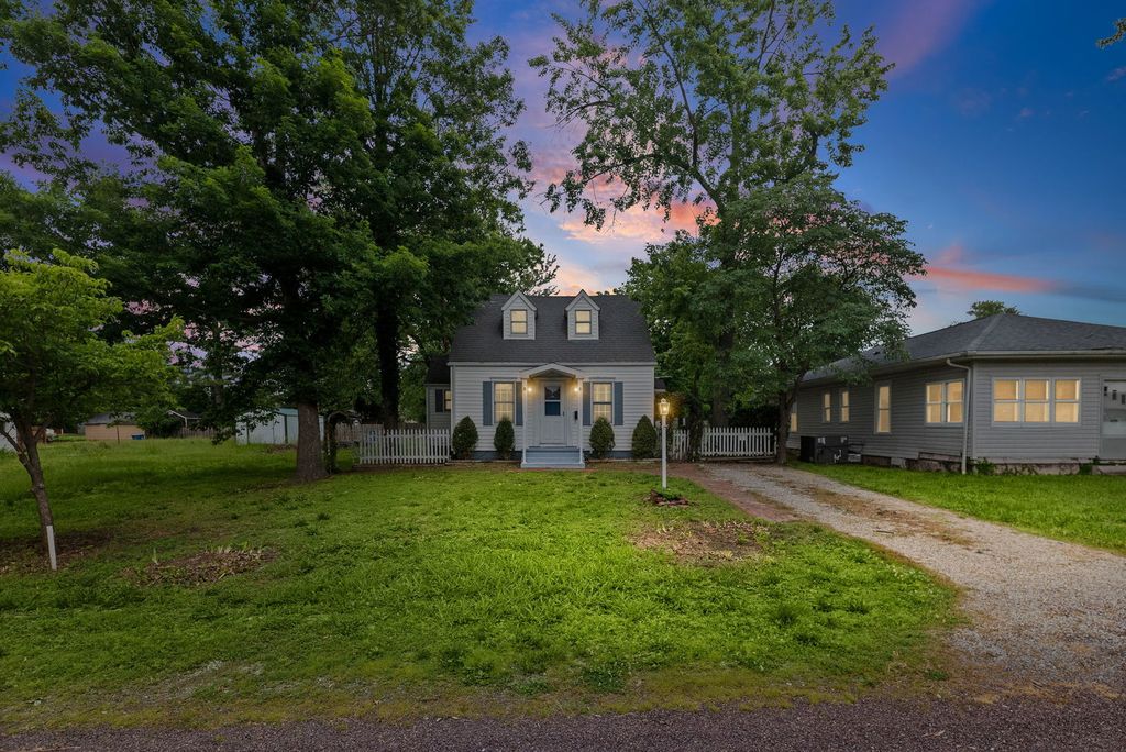 Image 1 of property listing at 407 S Davis Avenue, Centralia, IL 62801