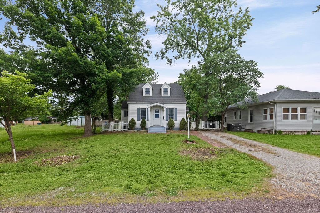 Image 2 of property listing at 407 S Davis Avenue, Centralia, IL 62801