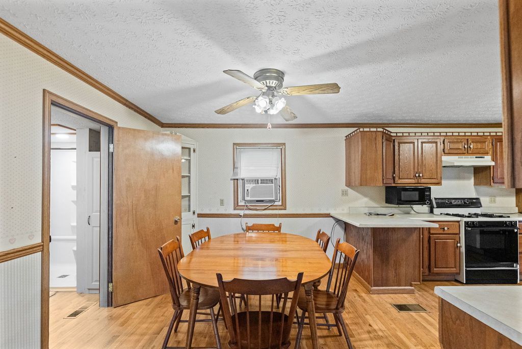 Image 14 of property listing at 407 S Davis Avenue, Centralia, IL 62801