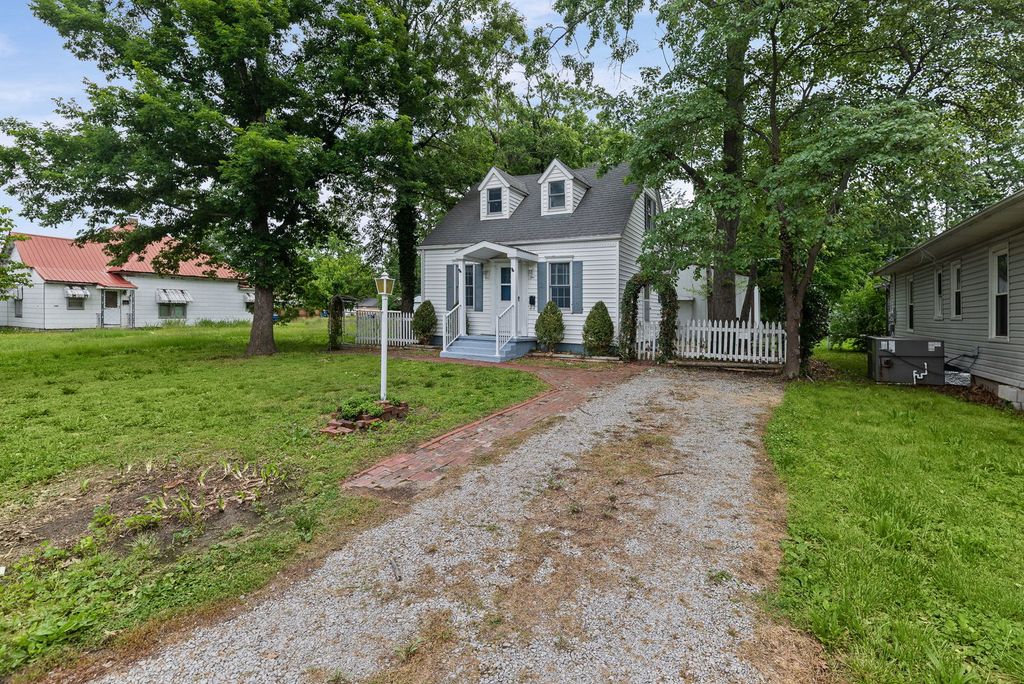 Image 3 of property listing at 407 S Davis Avenue, Centralia, IL 62801
