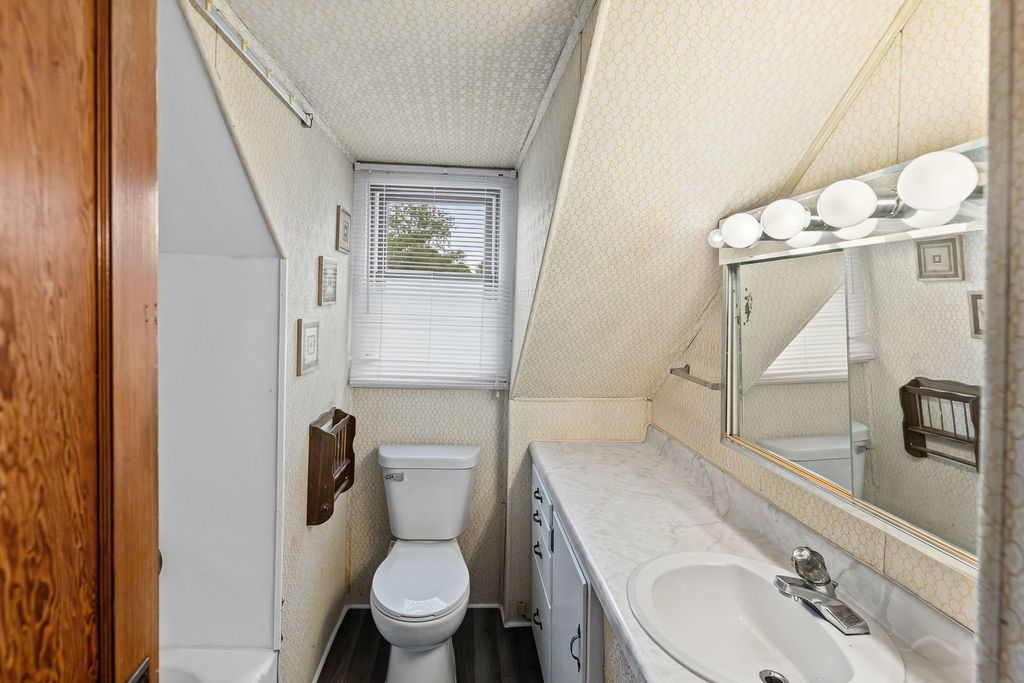Image 26 of property listing at 407 S Davis Avenue, Centralia, IL 62801