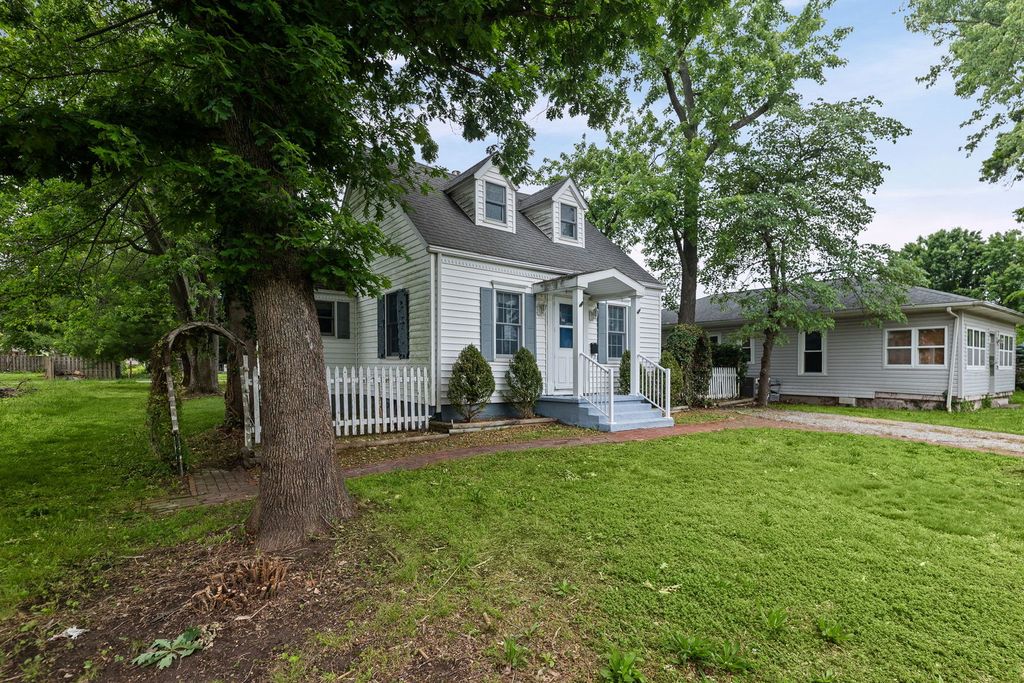Image 4 of property listing at 407 S Davis Avenue, Centralia, IL 62801