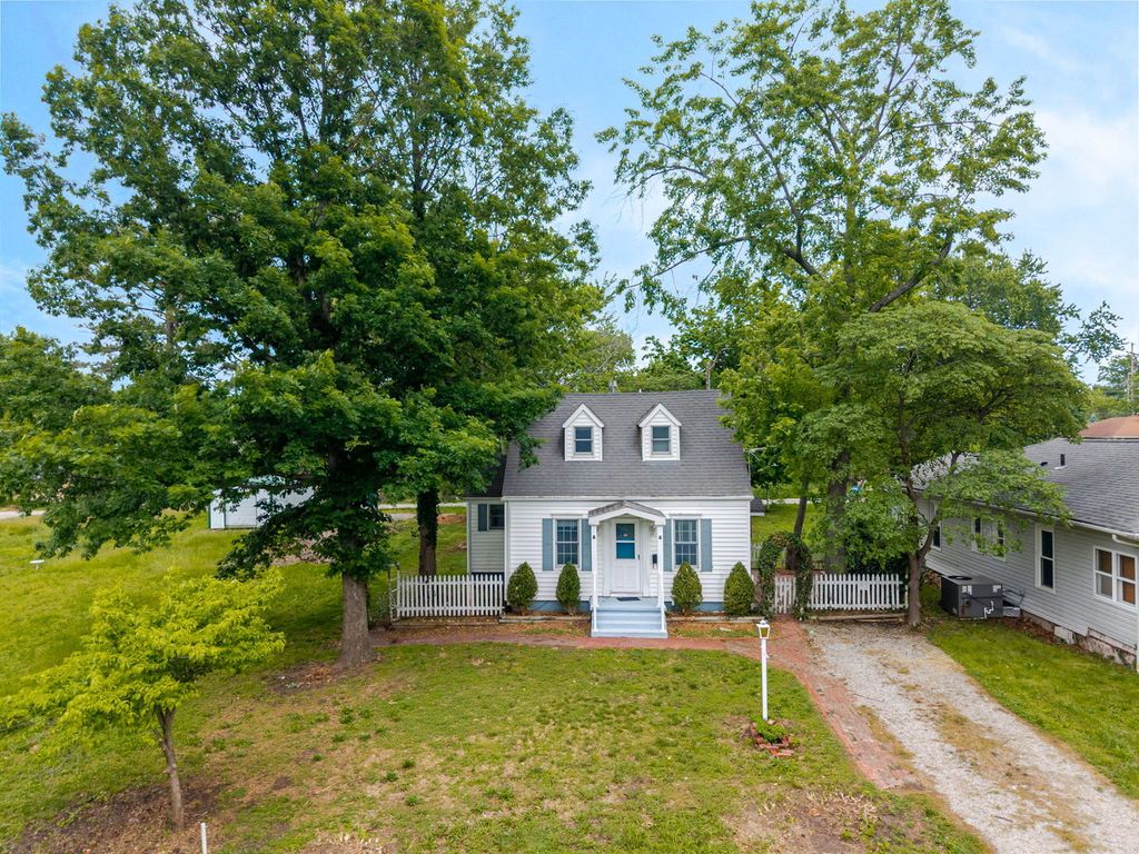 Image 34 of property listing at 407 S Davis Avenue, Centralia, IL 62801