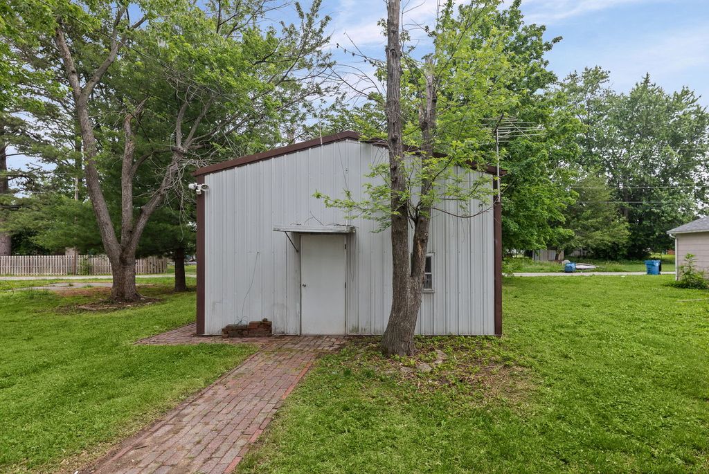 Image 40 of property listing at 407 S Davis Avenue, Centralia, IL 62801