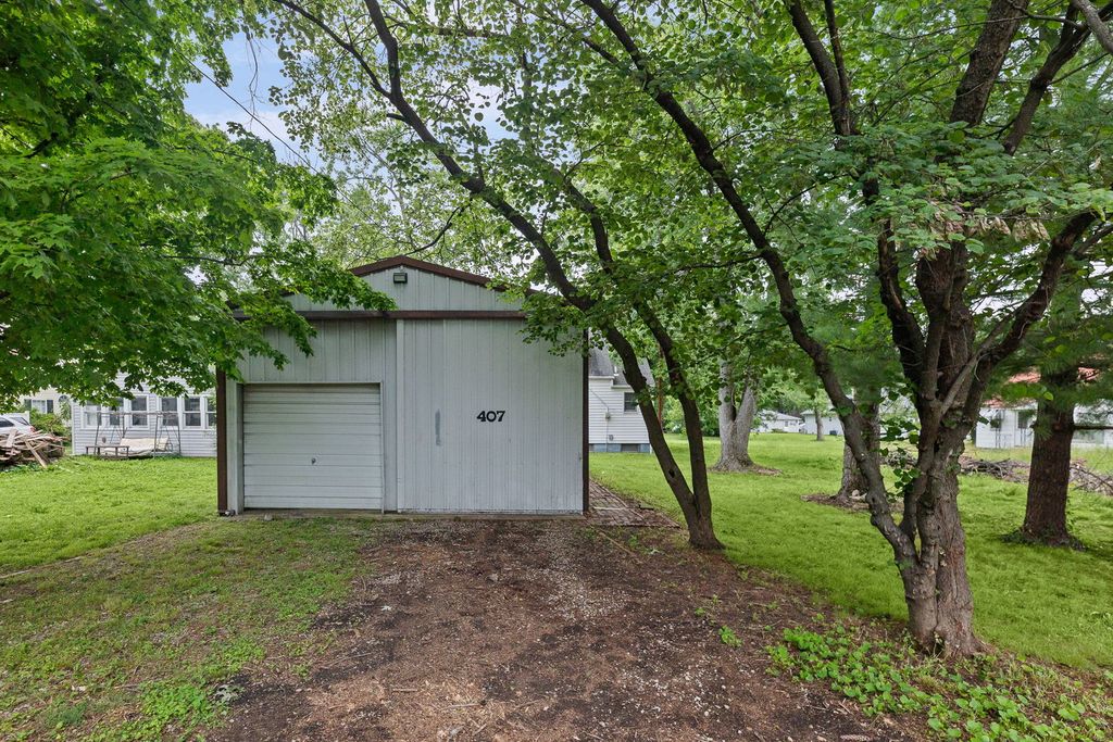 Image 5 of property listing at 407 S Davis Avenue, Centralia, IL 62801