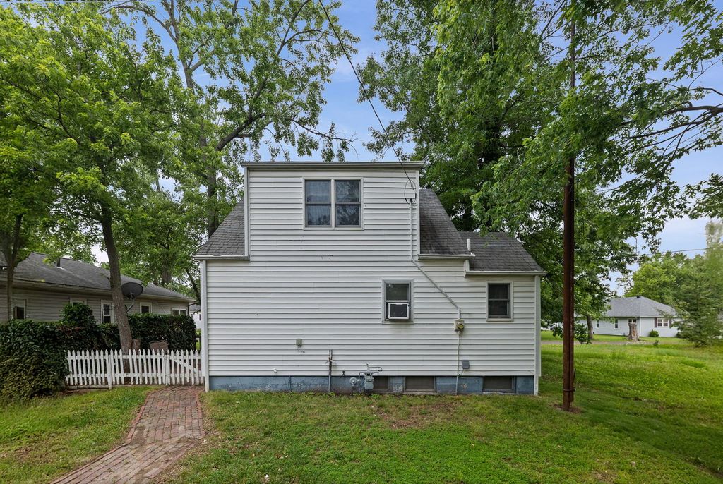 Image 6 of property listing at 407 S Davis Avenue, Centralia, IL 62801