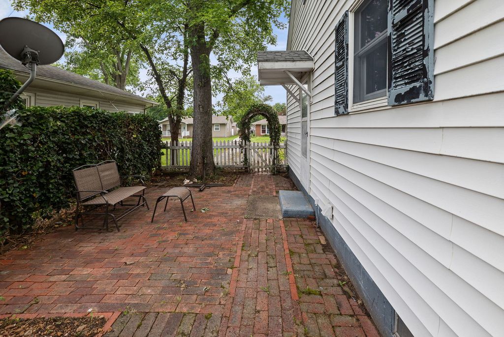 Image 7 of property listing at 407 S Davis Avenue, Centralia, IL 62801