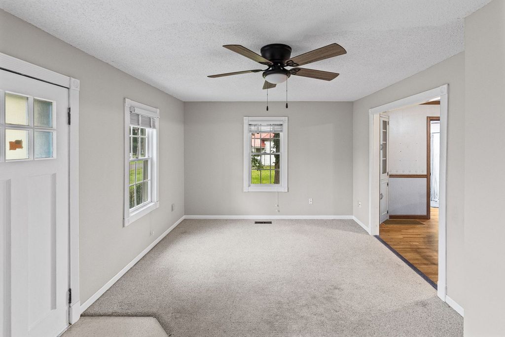 Image 8 of property listing at 407 S Davis Avenue, Centralia, IL 62801