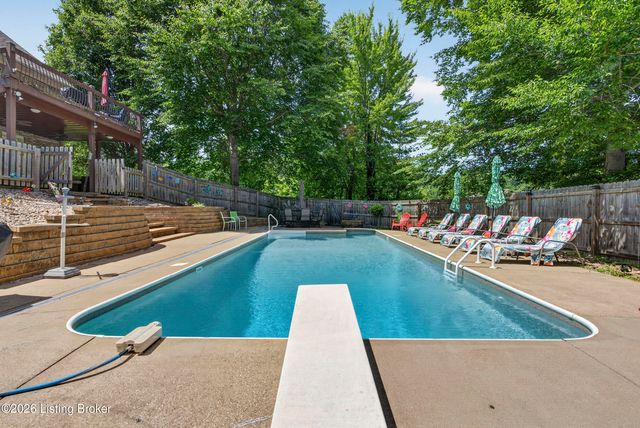 8807 Grand Ridge Ct, Louisville, KY 40214