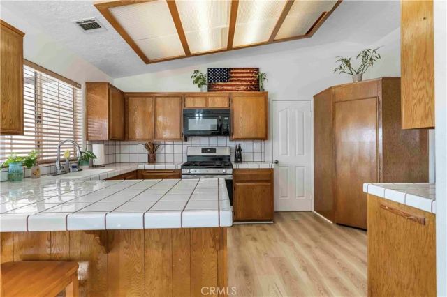 15189 Tonikan, Apple Valley, CA 92307