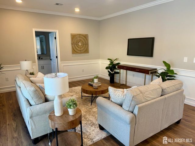 7 Vale Street, Edison, NJ 08817