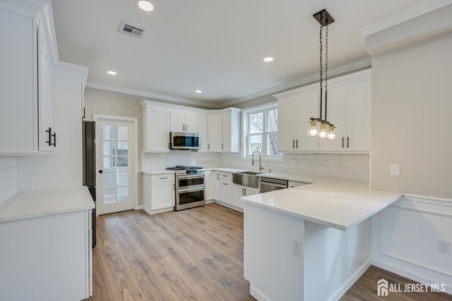 7 Vale Street, Edison, NJ 08817