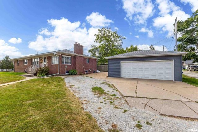 105 W PRICE Street, Eldridge, IA 52748