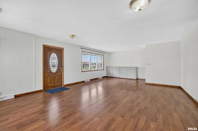 105 W PRICE Street, Eldridge, IA 52748