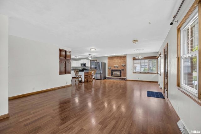 105 W PRICE Street, Eldridge, IA 52748