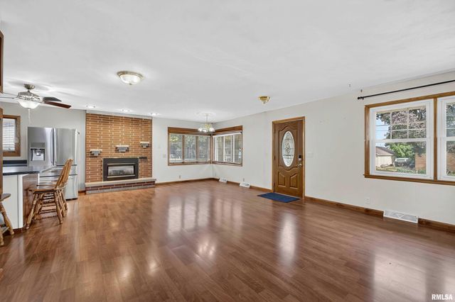 105 W PRICE Street, Eldridge, IA 52748