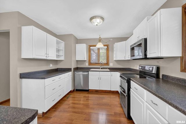 105 W PRICE Street, Eldridge, IA 52748