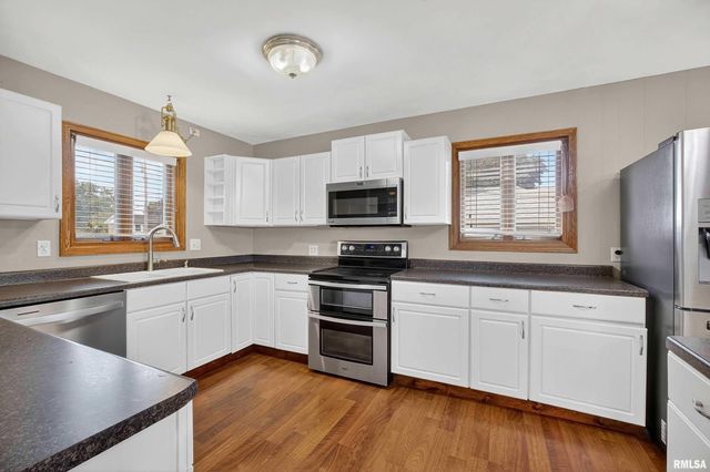 105 W PRICE Street, Eldridge, IA 52748