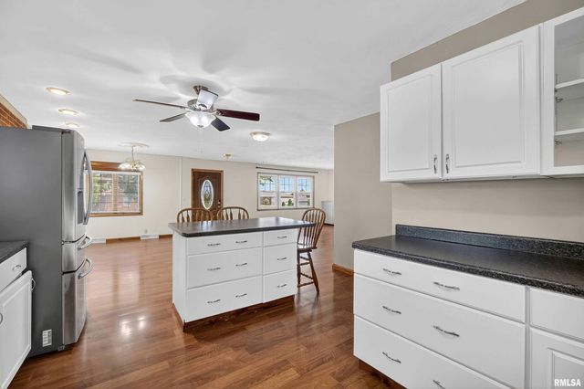 105 W PRICE Street, Eldridge, IA 52748