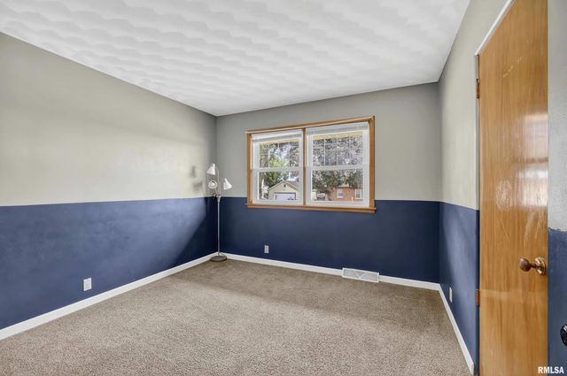 105 W PRICE Street, Eldridge, IA 52748