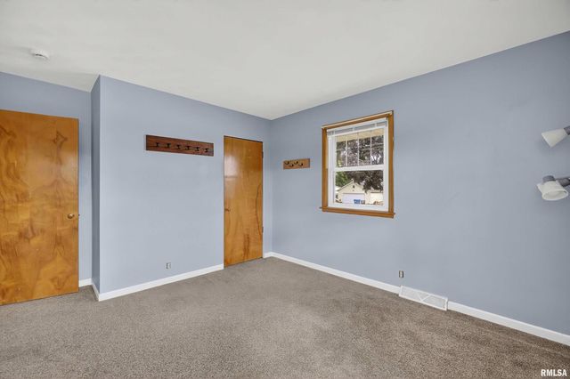 105 W PRICE Street, Eldridge, IA 52748