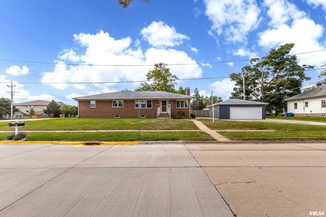 105 W PRICE Street, Eldridge, IA 52748