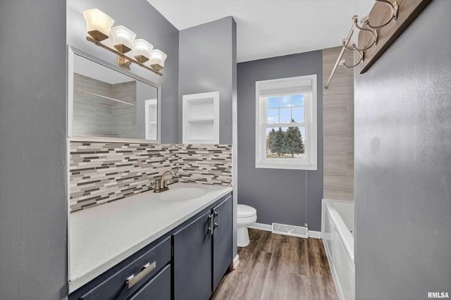 105 W PRICE Street, Eldridge, IA 52748