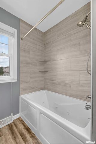 105 W PRICE Street, Eldridge, IA 52748