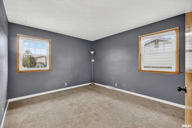 105 W PRICE Street, Eldridge, IA 52748