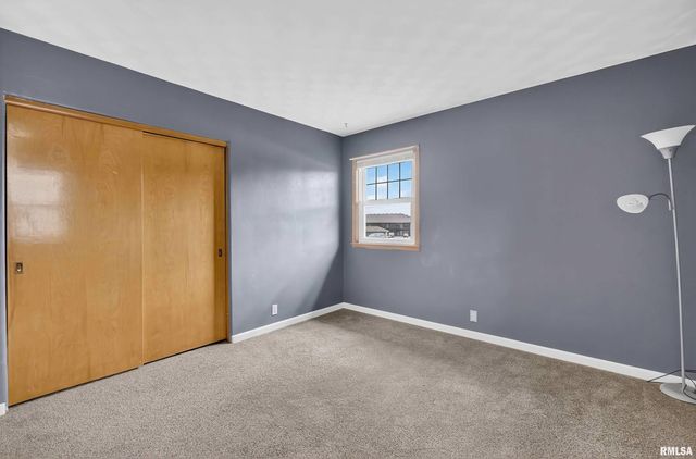 105 W PRICE Street, Eldridge, IA 52748